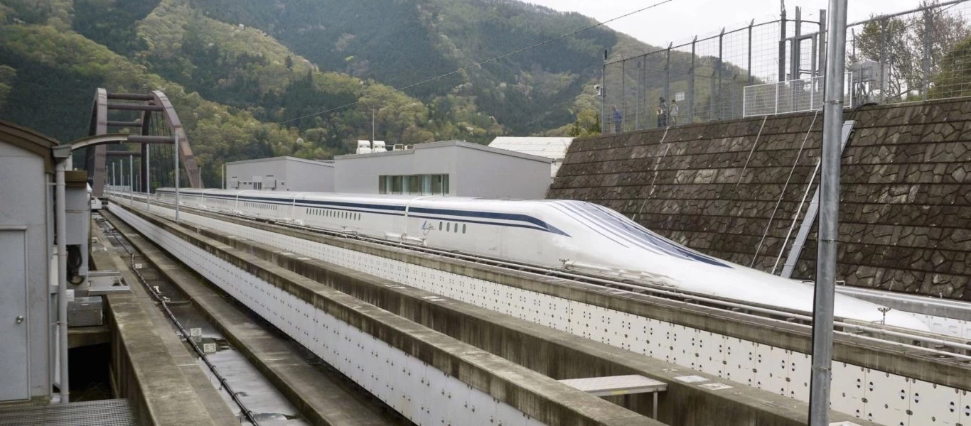 Τι άλλο θα δούμε; - Οδηγός της υπερταχείας άφησε το τιμόνι για να πάει τουαλέτα